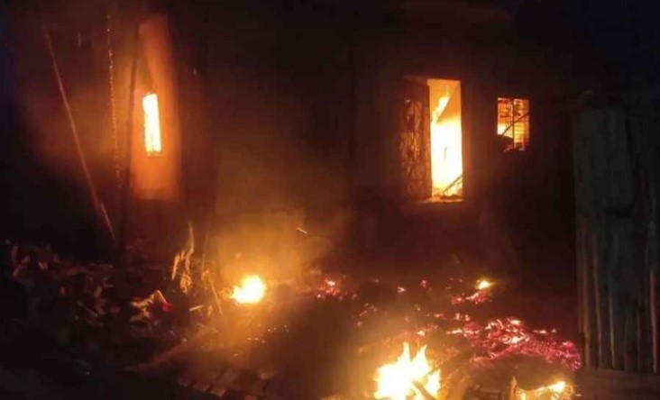 প্রেমিককে কোপানোর জেরে প্রেমিকার বাড়িতে অগ্নিসংযোগ